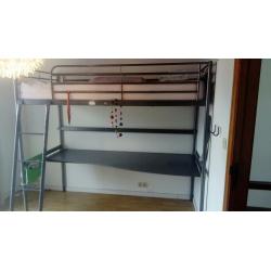 Hoogslaper met bureau