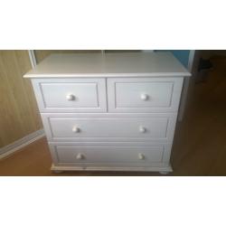 Witte massief houten babykamer
