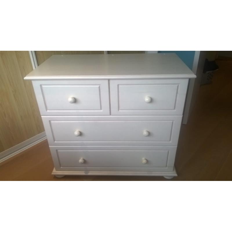 Witte massief houten babykamer