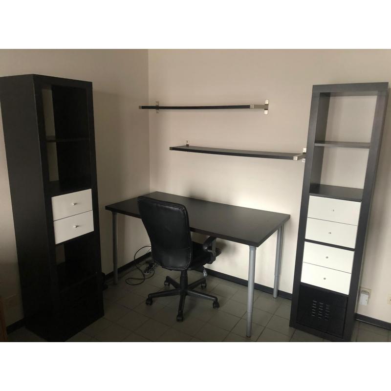 Bureau bureaustoel boekenplanken opbergkasten