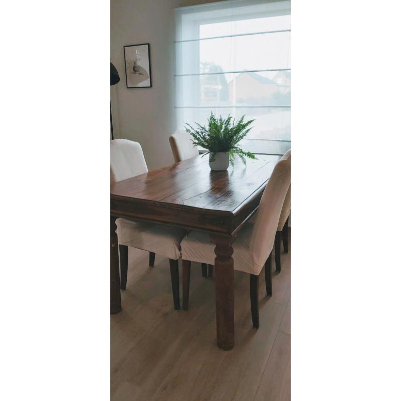 Tafel met 6 eetkamerstoelen