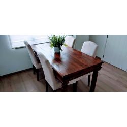 Tafel met 6 eetkamerstoelen