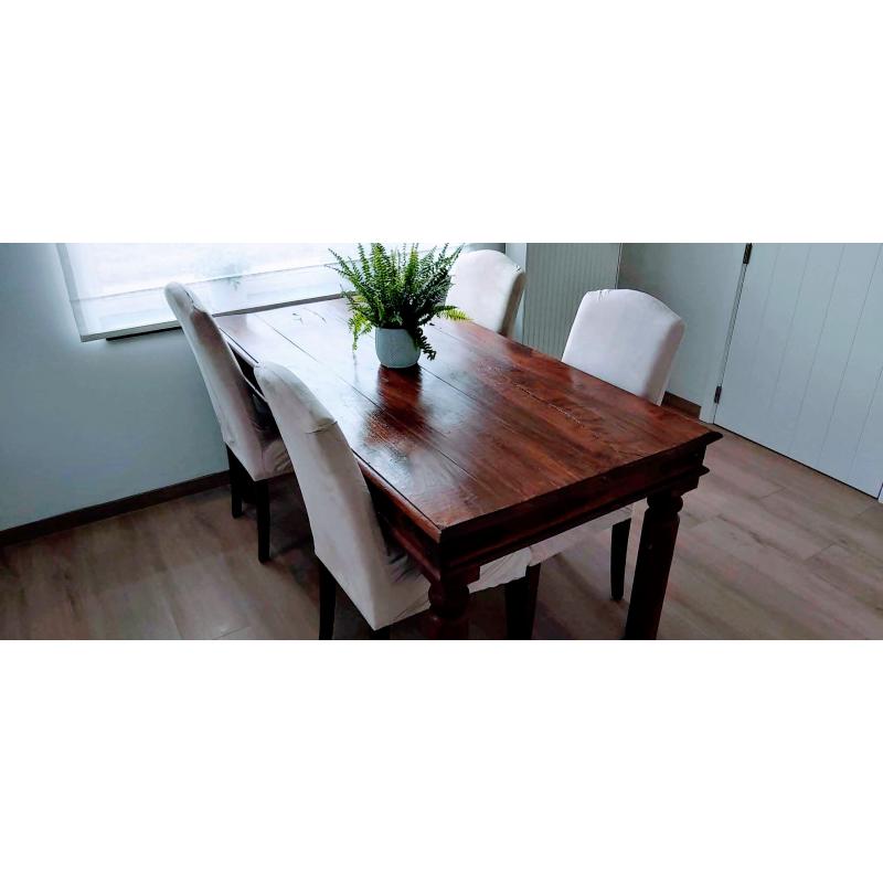 Tafel met 6 eetkamerstoelen
