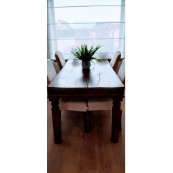 Tafel met 6 eetkamerstoelen