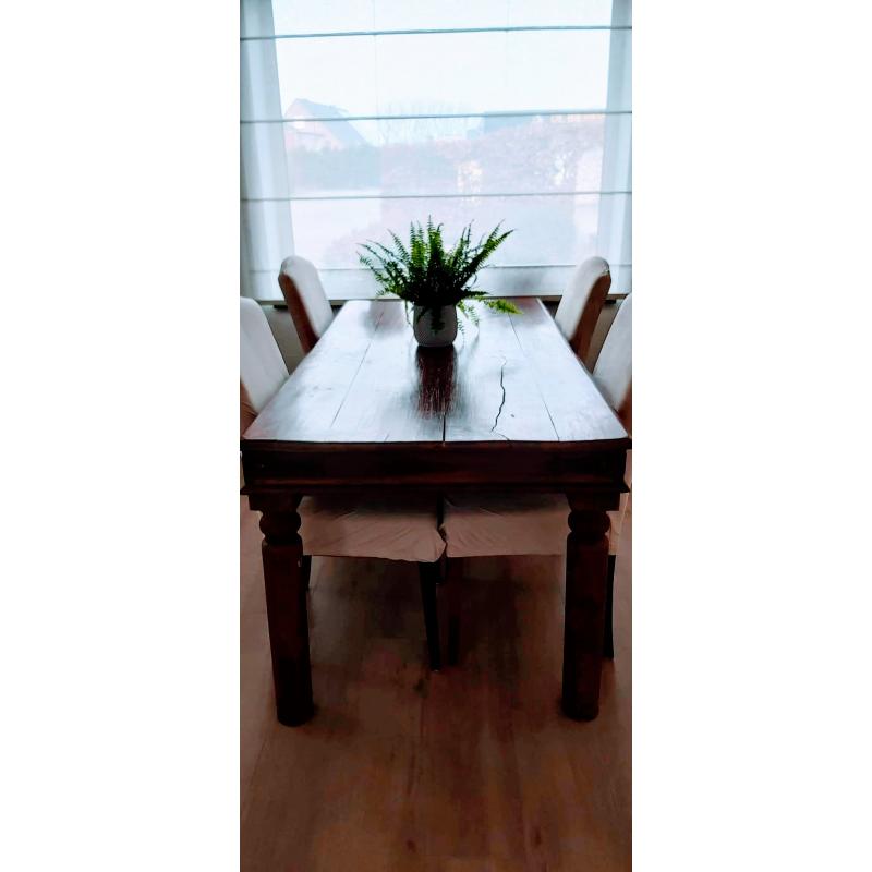 Tafel met 6 eetkamerstoelen