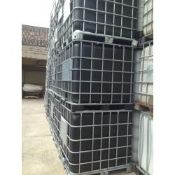 Zwarte ibc containers