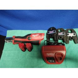 Milwaukee M12 HPT-202C V-KIT Accu Hydraulische Subcompacte Perstool 12V 2.0Ah Li-Ion M12™ in nieuwstaat!