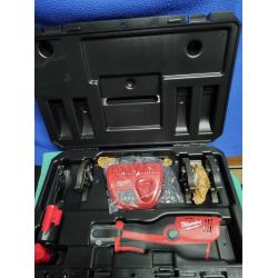 Milwaukee M12 HPT-202C V-KIT Accu Hydraulische Subcompacte Perstool 12V 2.0Ah Li-Ion M12™ in nieuwstaat!