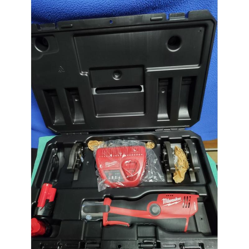 Milwaukee M12 HPT-202C V-KIT Accu Hydraulische Subcompacte Perstool 12V 2.0Ah Li-Ion M12™ in nieuwstaat!