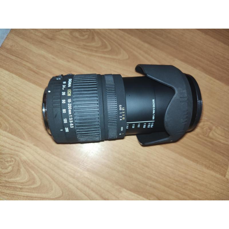 Canon EOS 600D met 18-200 mm lens erbij