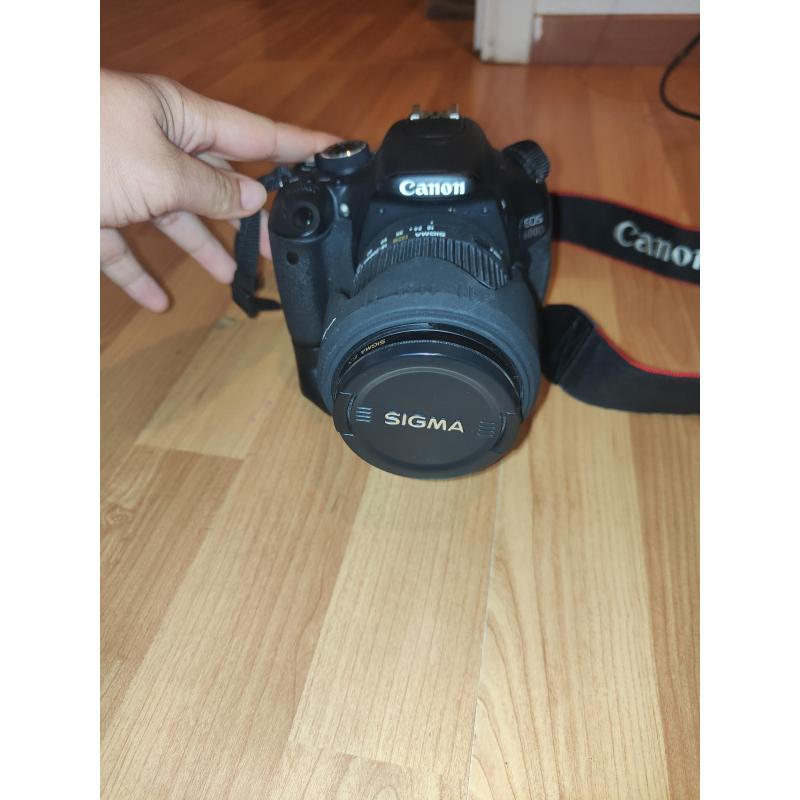 Canon EOS 600D met 18-200 mm lens erbij