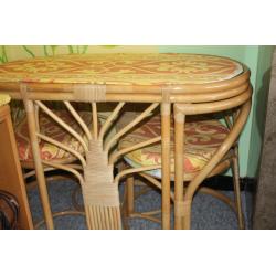 Compacte ontbijttafel met stoelen