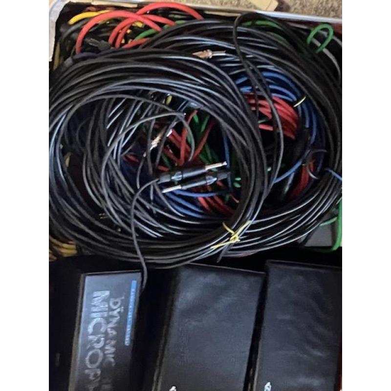 Zanginstallatie 'Earth' 240W   Microstaanders, kabels, micro's