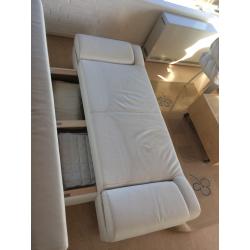 BEDBANK/ZETEL 2persoons WIT kunstleder in perfecte staat