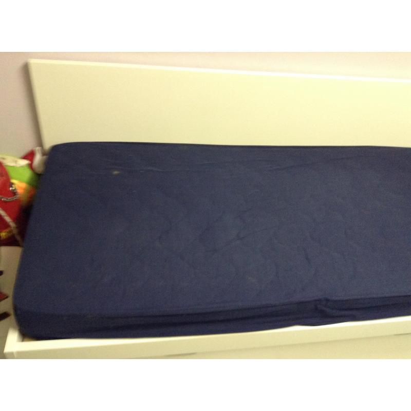 bed met uitschuifbed