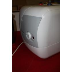 Electrische waterverwarmer voor onder de gootsteen