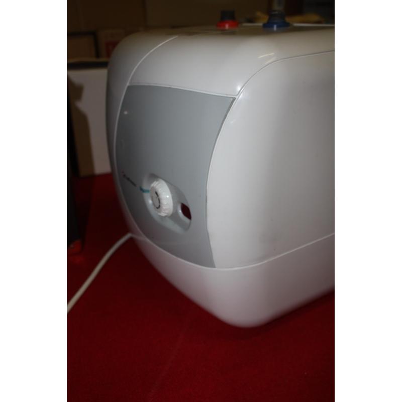 Electrische waterverwarmer voor onder de gootsteen