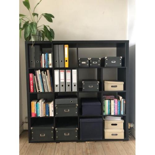 Donker bruine houten boekenkast