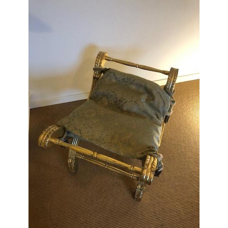 Antiek gouden troontje