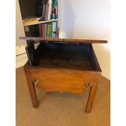Antieke commode nachtkastje