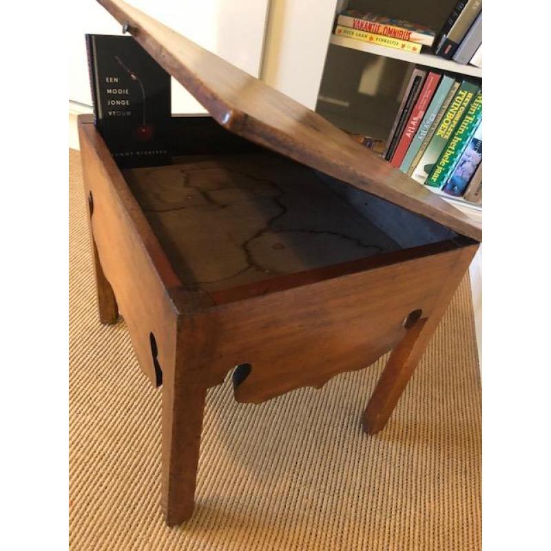 Antieke commode nachtkastje