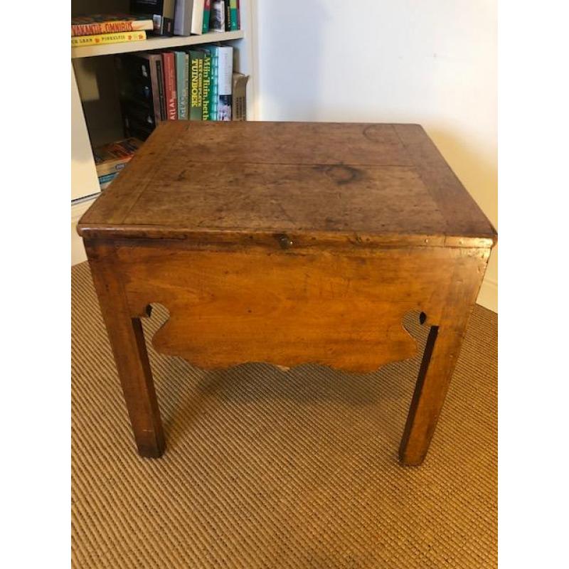 Antieke commode nachtkastje