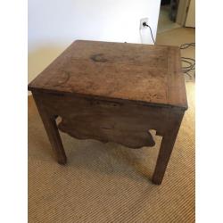 Antieke commode nachtkastje
