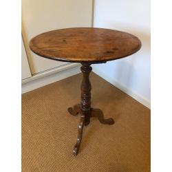 Mooi antiek klassiek houten bijzettafeltje