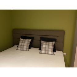 Bed 200x220, inclusief hoofdeinde, matras en kofferbak voor bedeinde