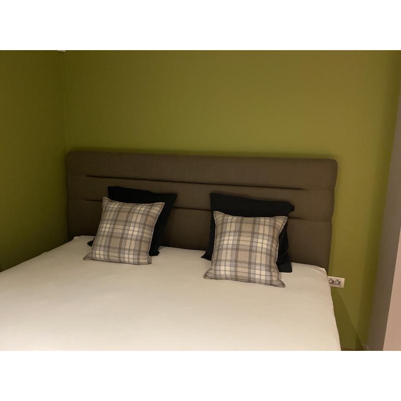 Bed 200x220, inclusief hoofdeinde, matras en kofferbak voor bedeinde