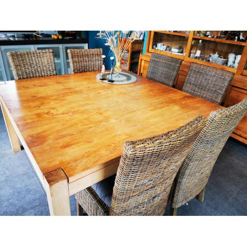 Tafel met 8 stoelen