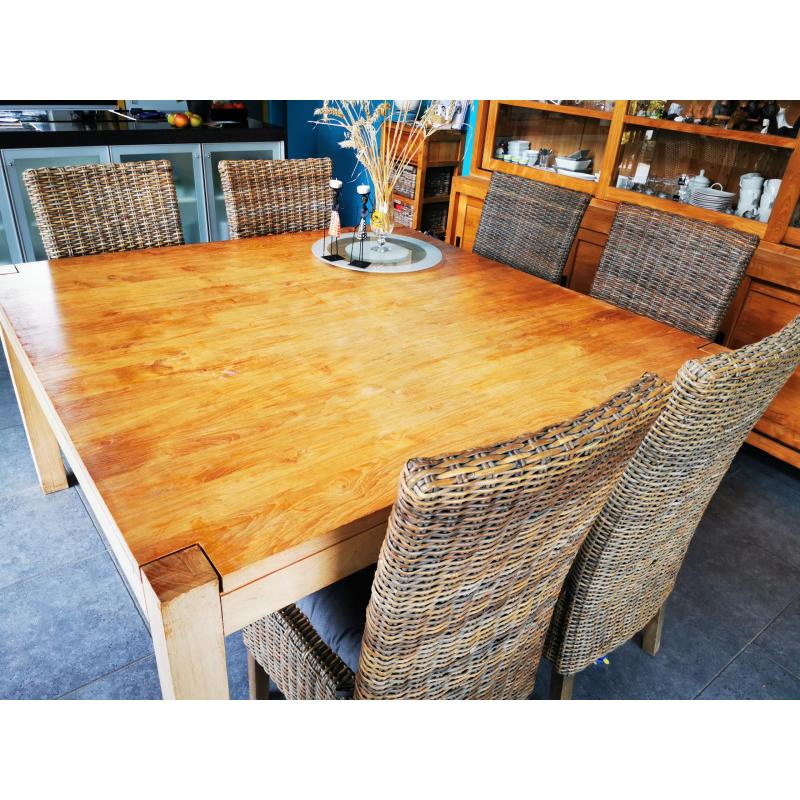 Tafel met 8 stoelen