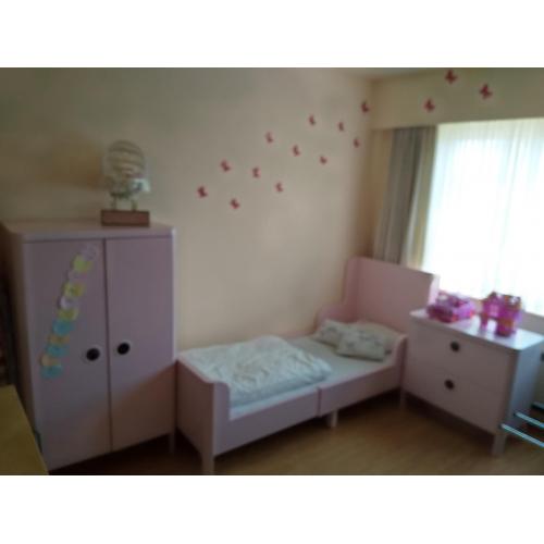 2x Ikea Busunge blauw en roze meegroeibed/ kledingkast/ ladekast