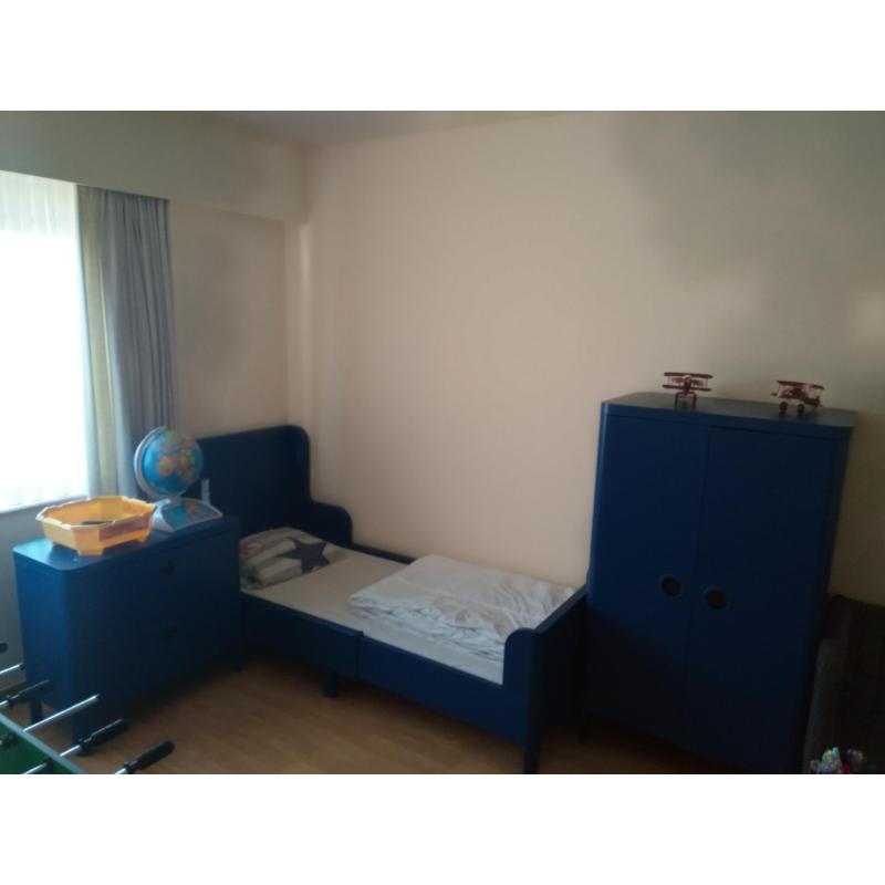 2x Ikea Busunge blauw en roze meegroeibed/ kledingkast/ ladekast