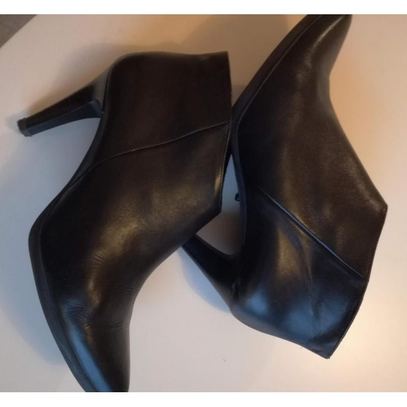 Korte laarsjes Louisa maat 38