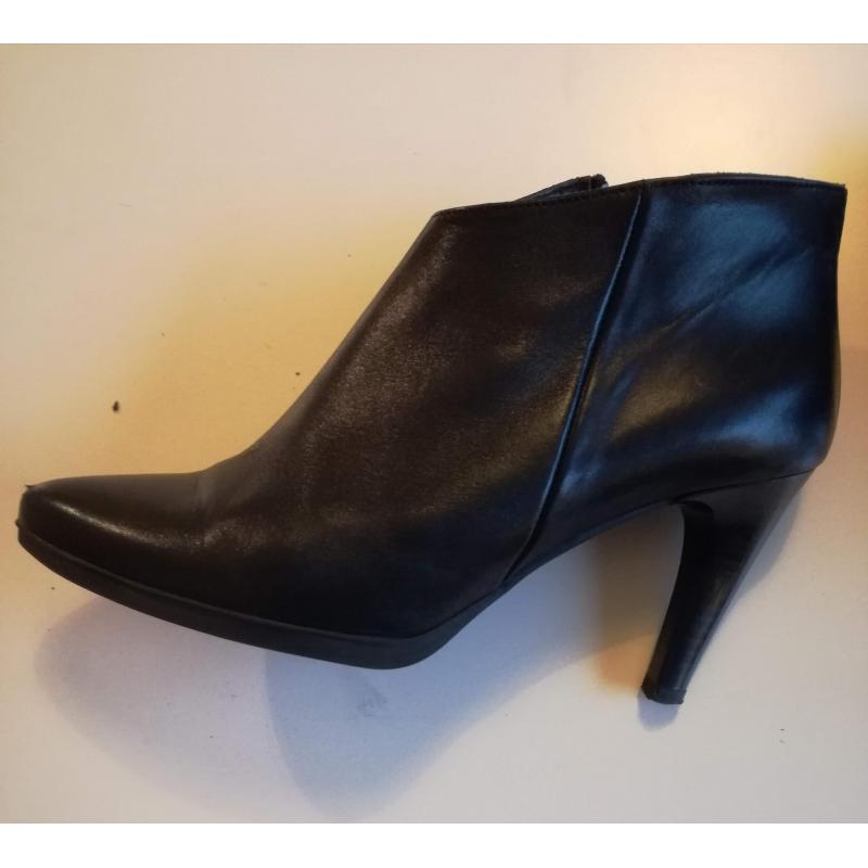 Korte laarsjes Louisa maat 38