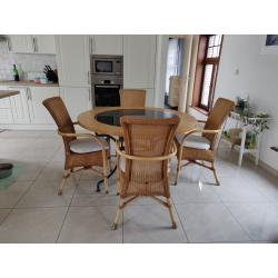 Eet tafel / Veranda tafel met vier bijhorende stoelen