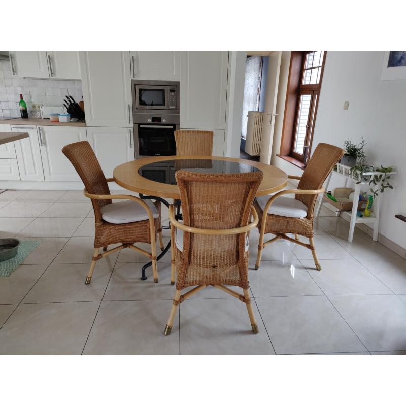 Eet tafel / Veranda tafel met vier bijhorende stoelen