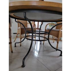 Eet tafel / Veranda tafel met vier bijhorende stoelen