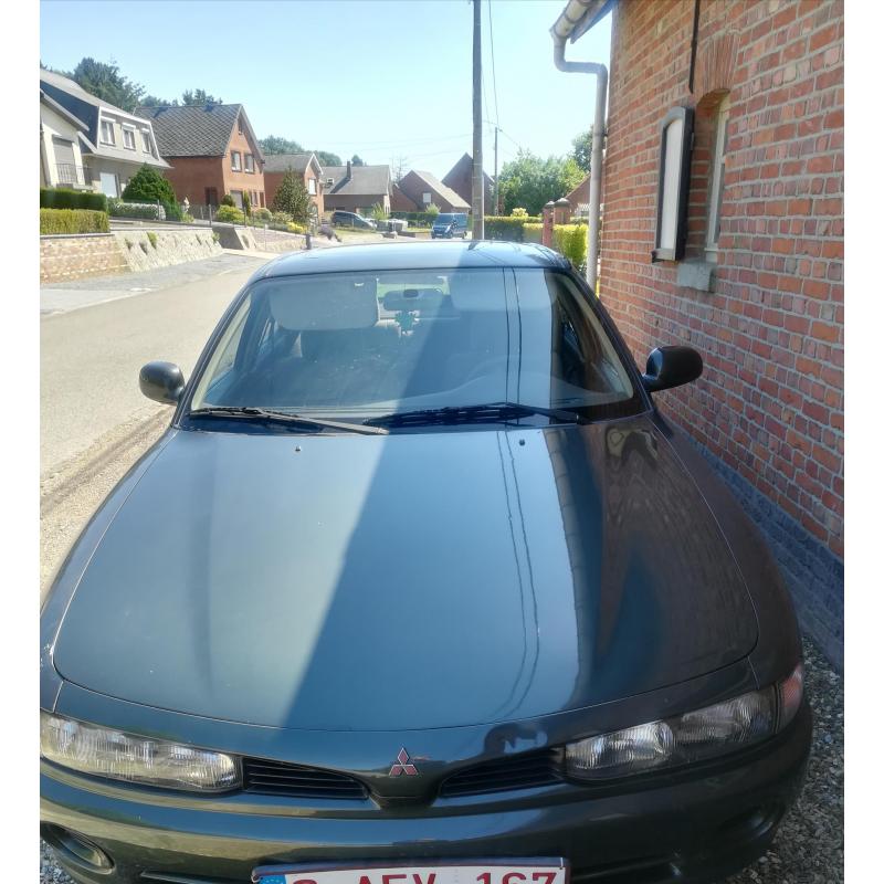 Old-timer Mitsubishi Galant coupé met electrisch schuifdak