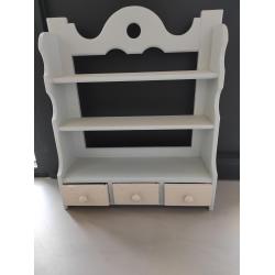 mooi decoratief kastje met 3 lades en om op te hangen