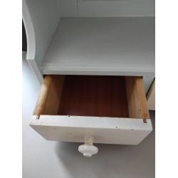 mooi decoratief kastje met 3 lades en om op te hangen