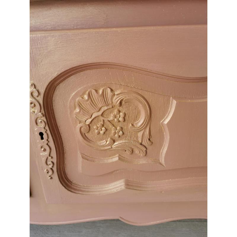 Roze Louis quinze vitrine met glitter