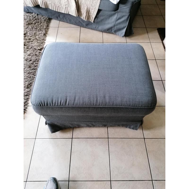 2 Ikea Ektorp bankstellen en voetbank
