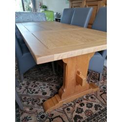 Complete eetkamer in massief eik