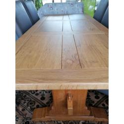 Complete eetkamer in massief eik