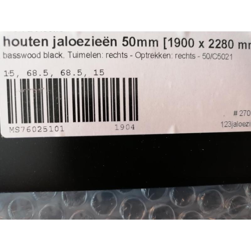 Houten zwarte jaloezie - H 2280 B 1900 (in de dag)