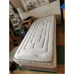 Eenpersoonsbed boxspring en matras