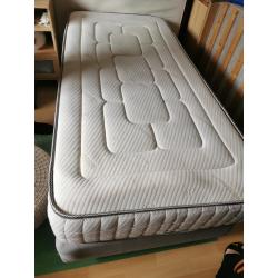 Eenpersoonsbed boxspring en matras