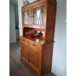 Antieke kast met Art Nouveau accenten